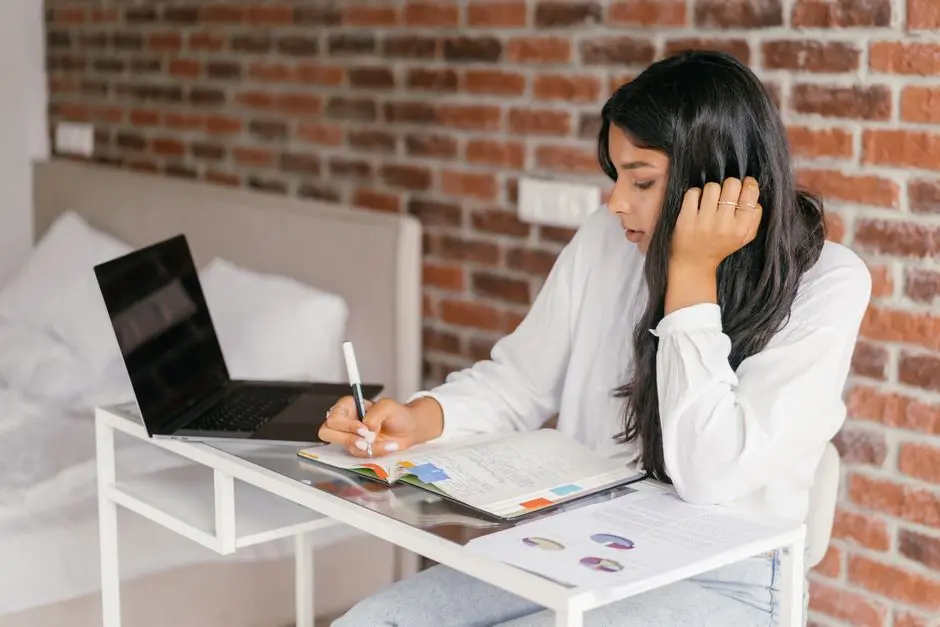 Ruang belajar mandiri dengan laptop dan buku catatan
