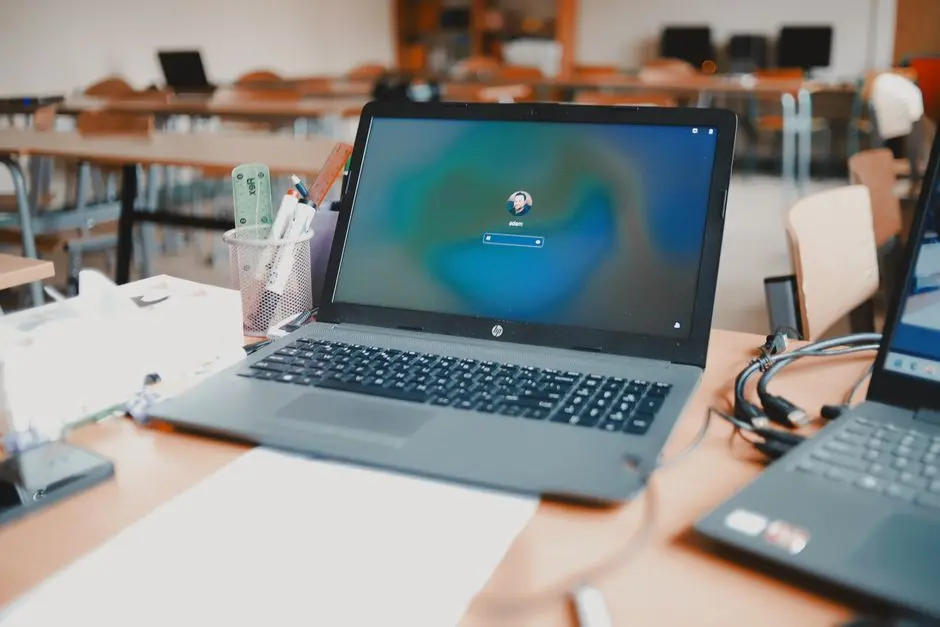 layar laptop menampilkan kelas daring dan catatan belajar
